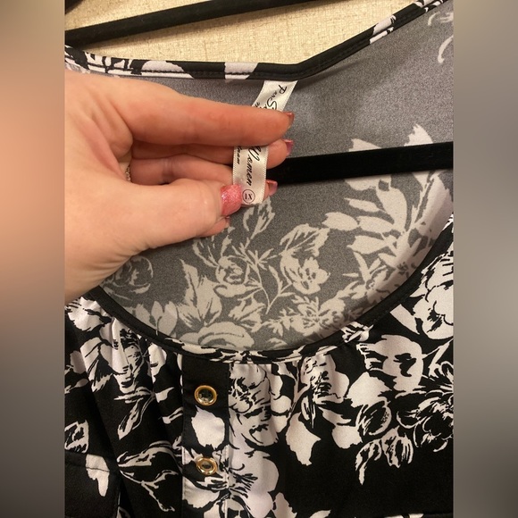 Size 1x PerSeption floral double breasted pocket top with tan sleeves - Picture 2 of 5